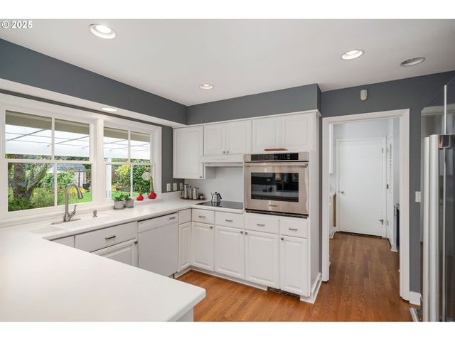 7695 Sw BRENTWOOD St, Portland, OR 97225