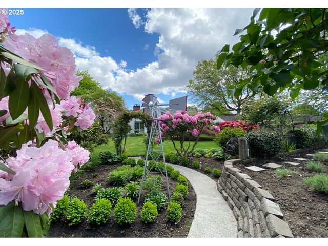 7695 Sw BRENTWOOD St, Portland, OR 97225