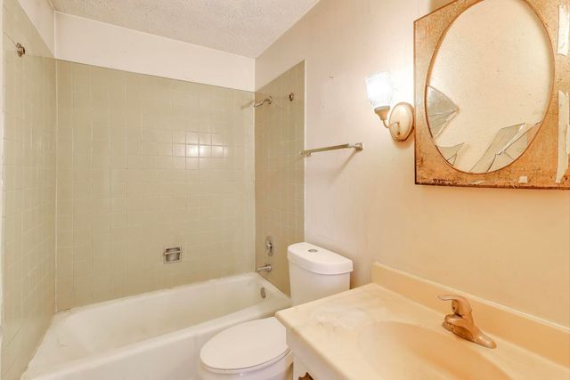 931 W Arquilla Drive 133, Glenwood, IL 60425