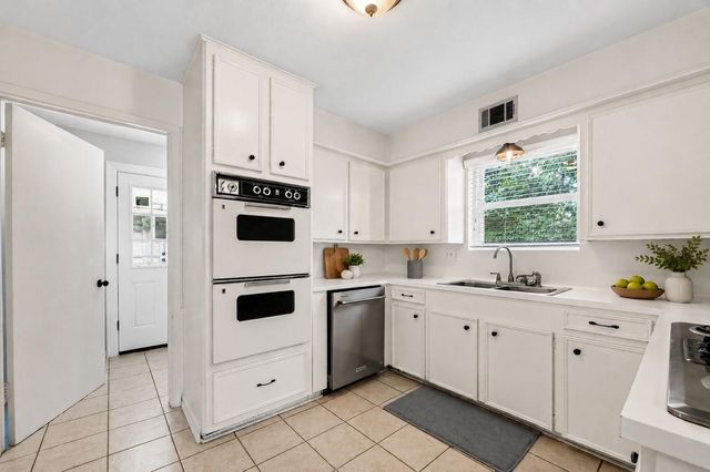 811 Thicket Lane, Houston, TX 77079