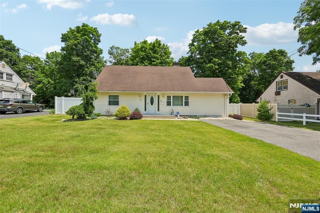 35 Spruce Road, Pompton Lakes, NJ 07442