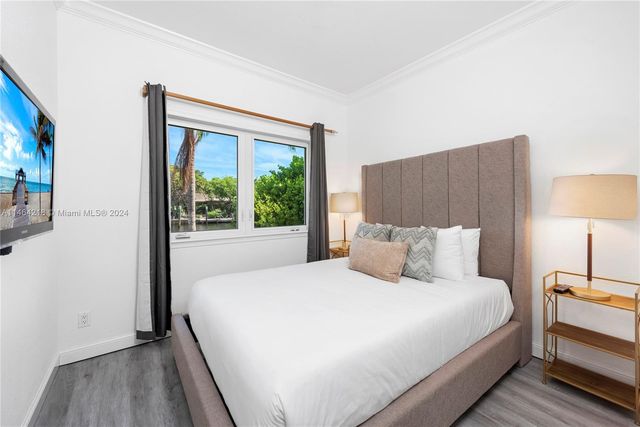 472 Sunset Dr, Hallandale Beach, FL 33009
