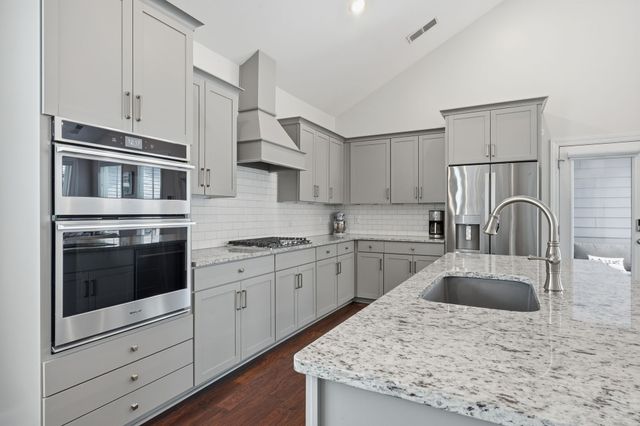 3235 Vinemont Dr, Thompsons Station, TN 37179