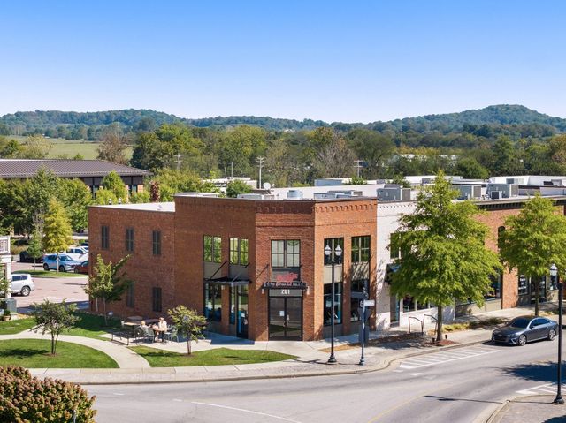3235 Vinemont Dr, Thompsons Station, TN 37179