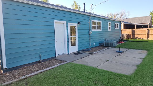 762 Plaza Dr, Salina, KS 67401