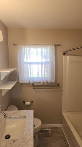 762 Plaza Dr, Salina, KS 67401