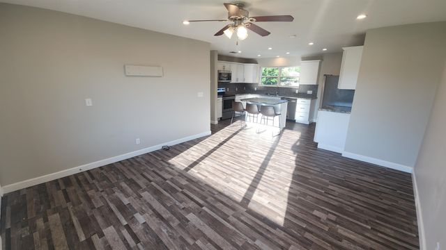 762 Plaza Dr, Salina, KS 67401