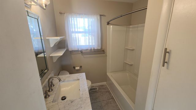 762 Plaza Dr, Salina, KS 67401