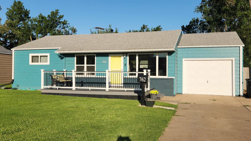 762 Plaza Dr, Salina, KS 67401
