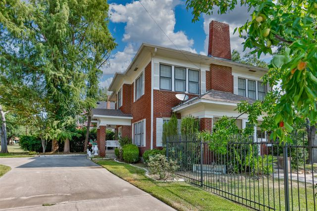 1118 S Lindsay Street, Gainesville, TX 76240