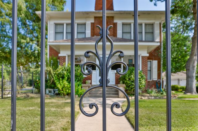 1118 S Lindsay Street, Gainesville, TX 76240