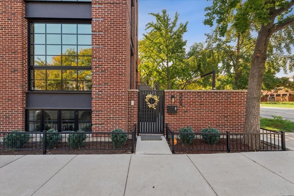 559 W Armitage Avenue, Chicago, IL 60614 — photo 2