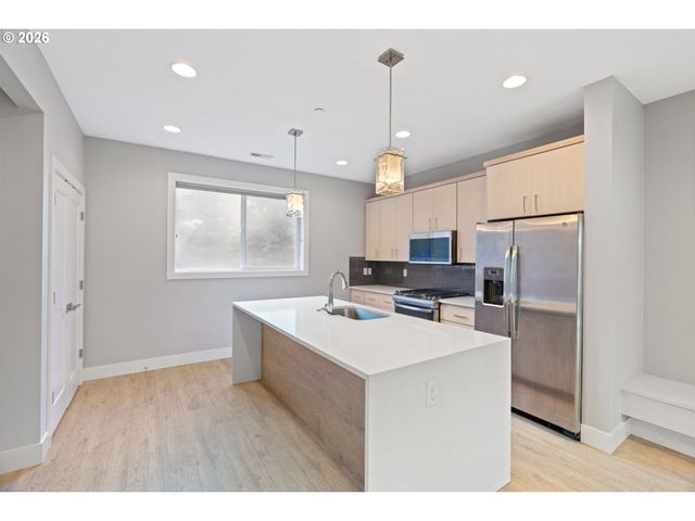 10415 Sw 46TH Pl A, Portland, OR 97219