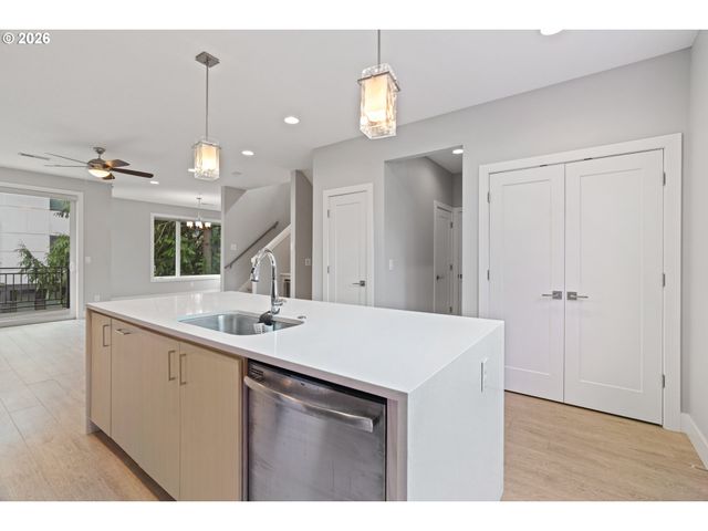 10415 Sw 46TH Pl A, Portland, OR 97219