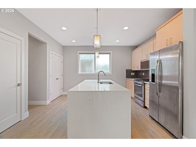 10415 Sw 46TH Pl A, Portland, OR 97219