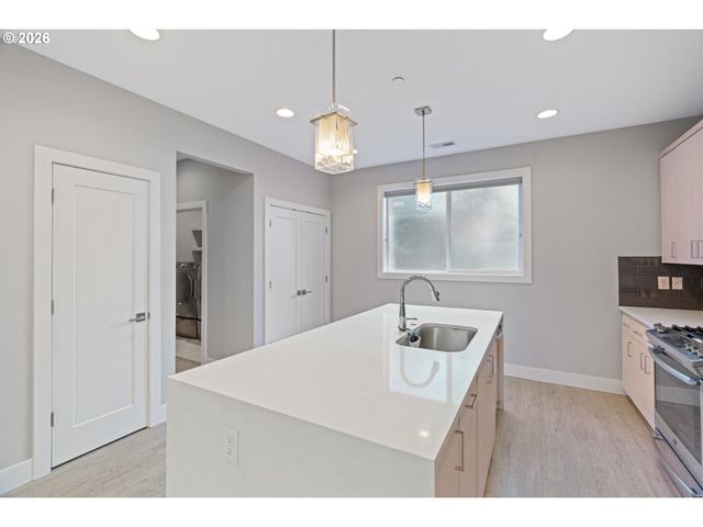 10415 Sw 46TH Pl A, Portland, OR 97219