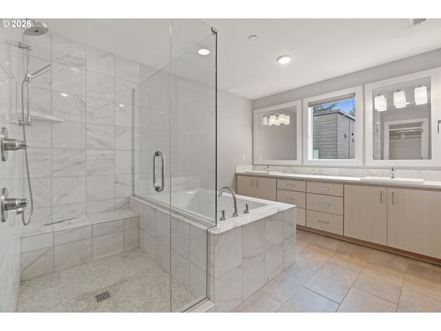 10415 Sw 46TH Pl A, Portland, OR 97219