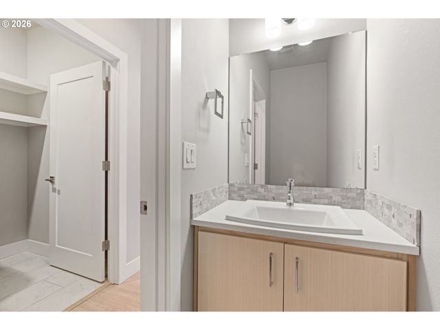 10415 Sw 46TH Pl A, Portland, OR 97219