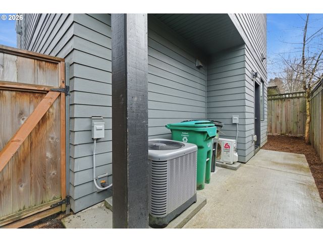 10415 Sw 46TH Pl A, Portland, OR 97219