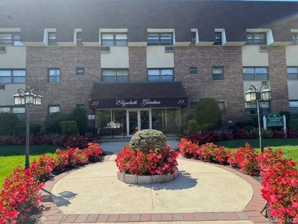 25 Elizabeth Street 2E, Farmingdale, NY 11735