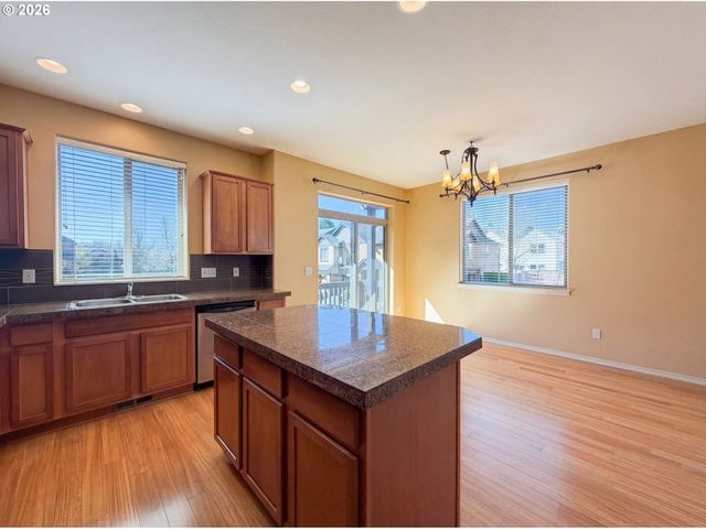 1402 Ne EDGEFIELD St, Hillsboro, OR 97124