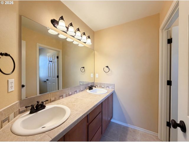 1402 Ne EDGEFIELD St, Hillsboro, OR 97124