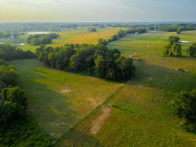 1074 Pair Six Dr, Springfield, TN 37172