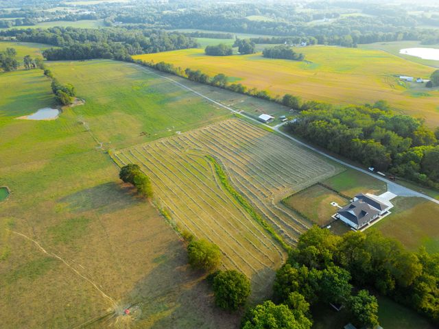 1074 Pair Six Dr, Springfield, TN 37172