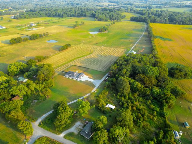 1074 Pair Six Dr, Springfield, TN 37172