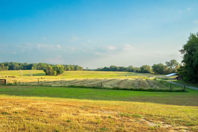 1074 Pair Six Dr, Springfield, TN 37172