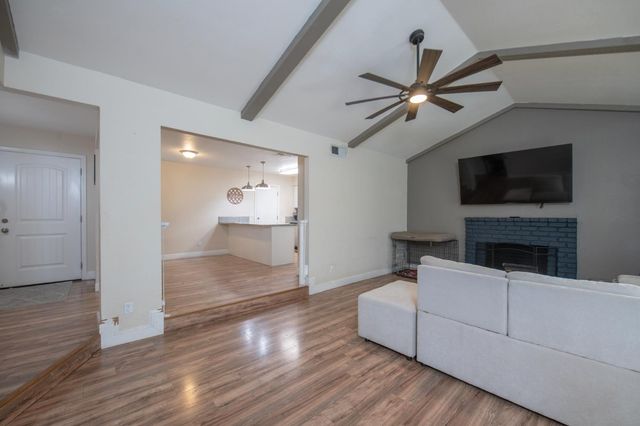 30 W Holland Avenue, Clovis, CA 93612