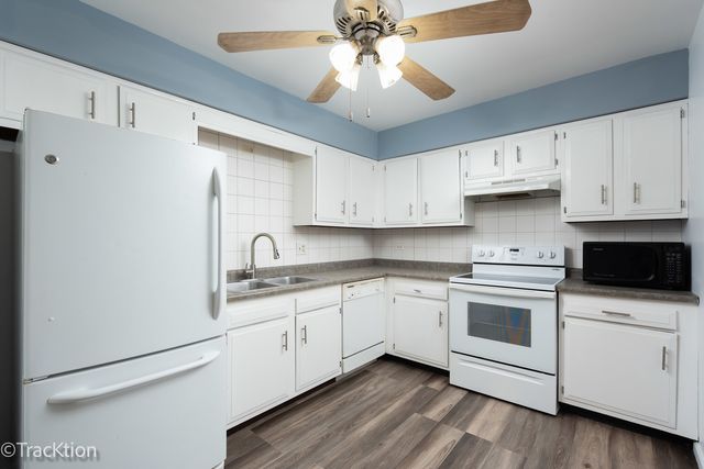 159 W Elk Trail 359, Carol Stream, IL 60188