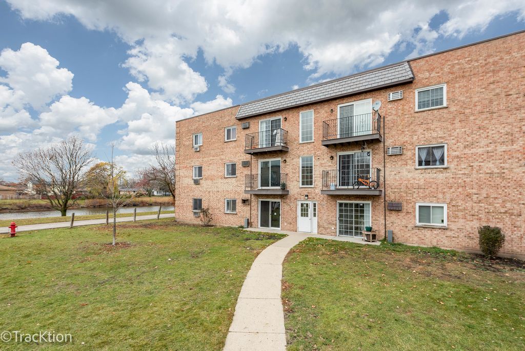 159 W Elk Trail 359, Carol Stream, IL 60188