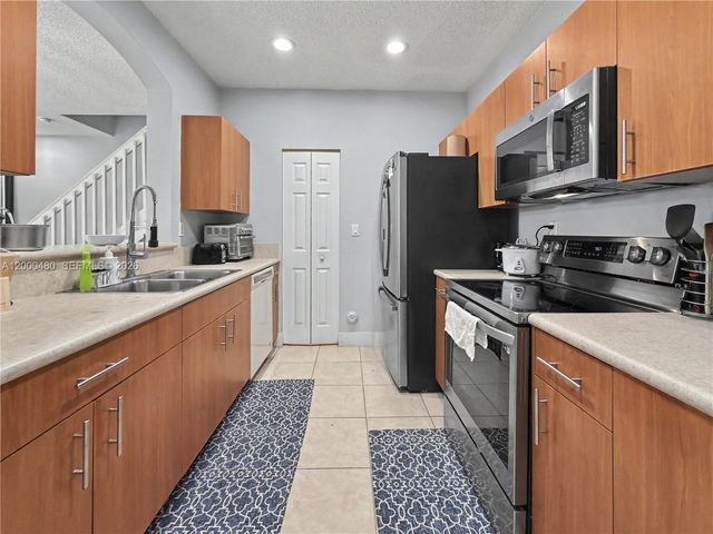 1033 NE 42nd Pl, Homestead, FL 33033