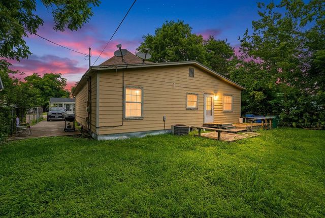 909 W 3rd ST, Taylor, TX 76574