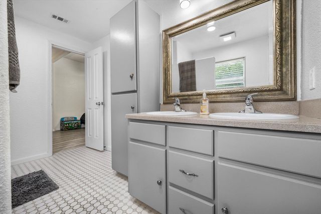 909 W 3rd ST, Taylor, TX 76574