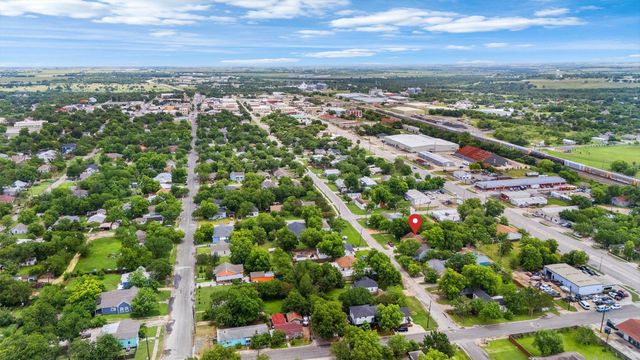 909 W 3rd ST, Taylor, TX 76574