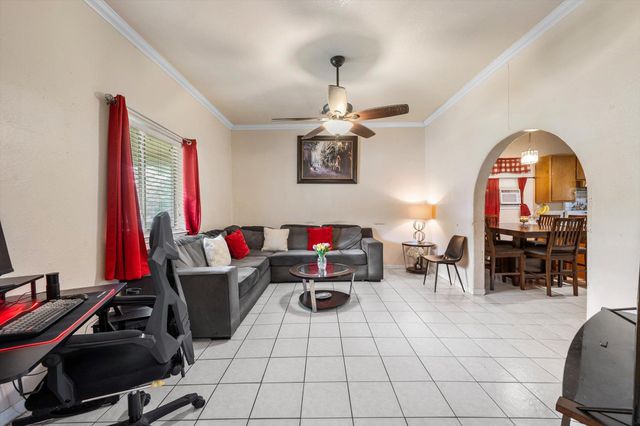 909 W 3rd ST, Taylor, TX 76574