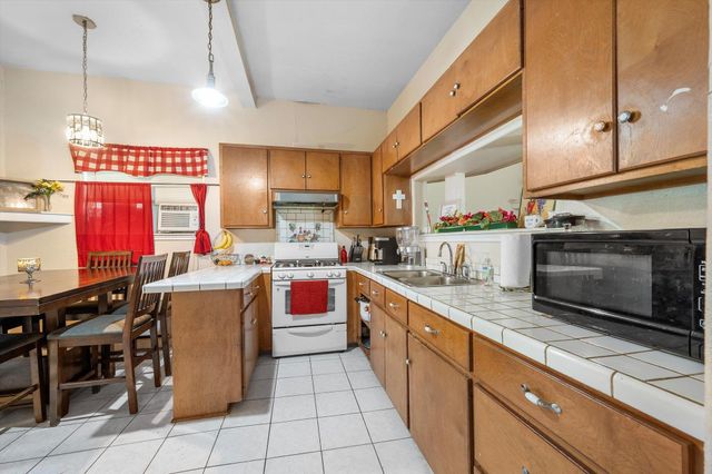 909 W 3rd ST, Taylor, TX 76574