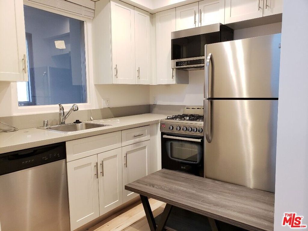 Image 10 of property listing at 517 N Harvard Boulevard, Los Angeles, CA 90004