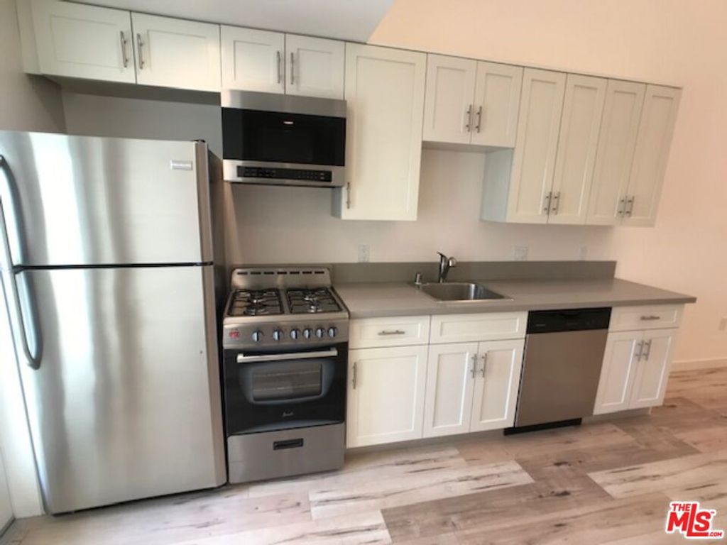 Image 2 of property listing at 517 N Harvard Boulevard, Los Angeles, CA 90004