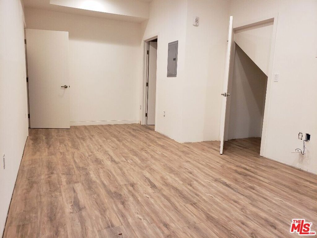 Image 3 of property listing at 517 N Harvard Boulevard, Los Angeles, CA 90004