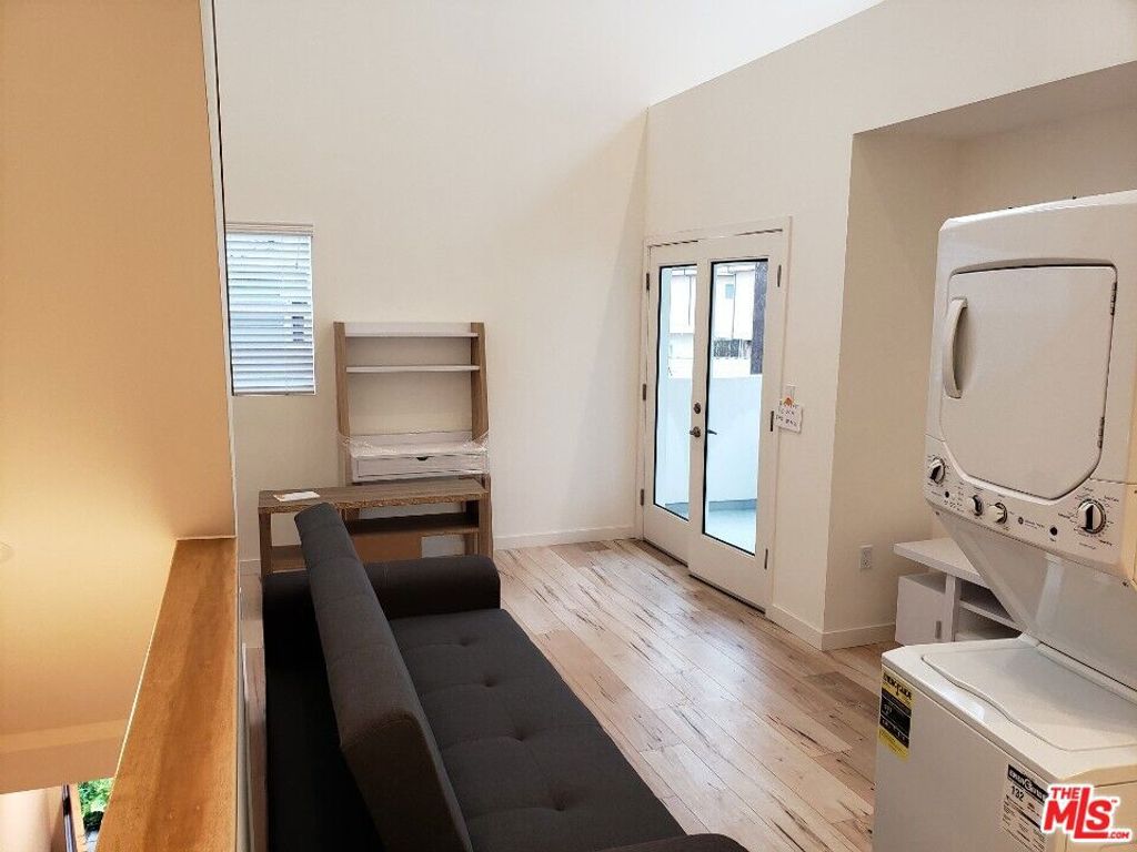 Image 9 of property listing at 517 N Harvard Boulevard, Los Angeles, CA 90004