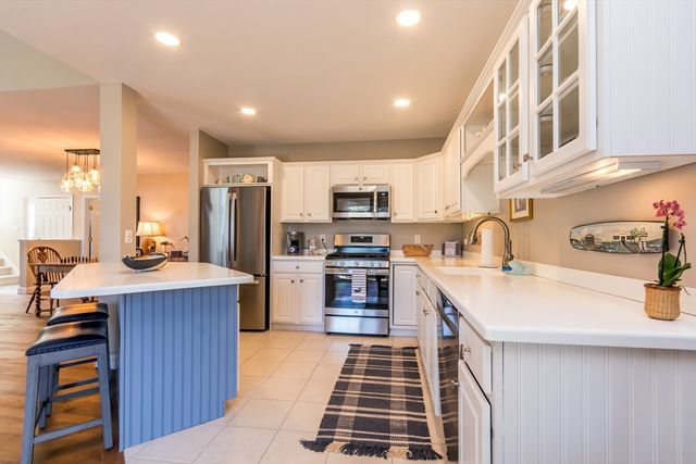 13 Hollyhock Knoll Ct 13, Bourne, MA 02532