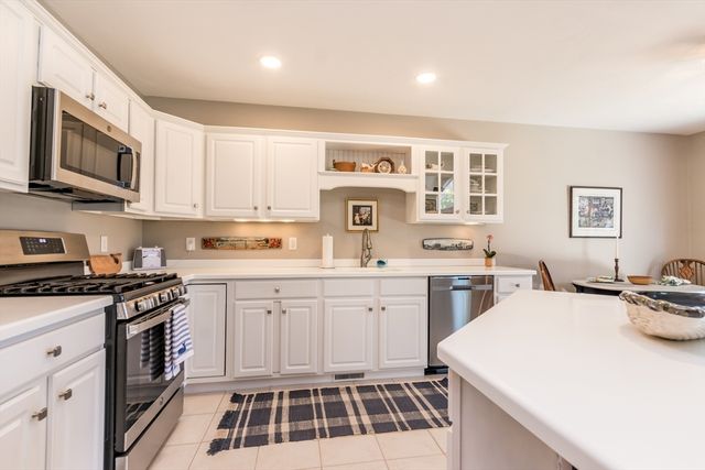 13 Hollyhock Knoll Ct 13, Bourne, MA 02532