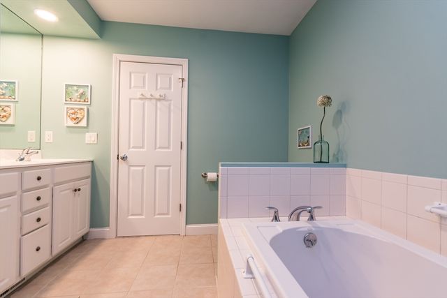 13 Hollyhock Knoll Ct 13, Bourne, MA 02532