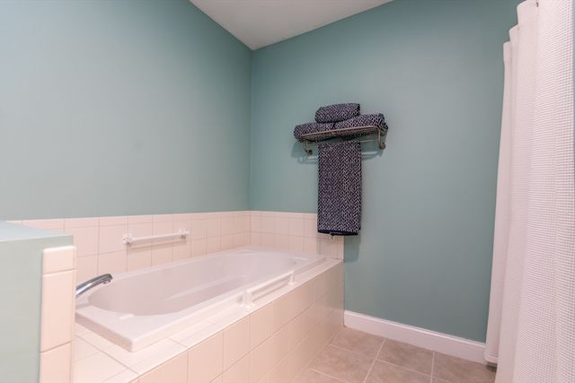 13 Hollyhock Knoll Ct 13, Bourne, MA 02532