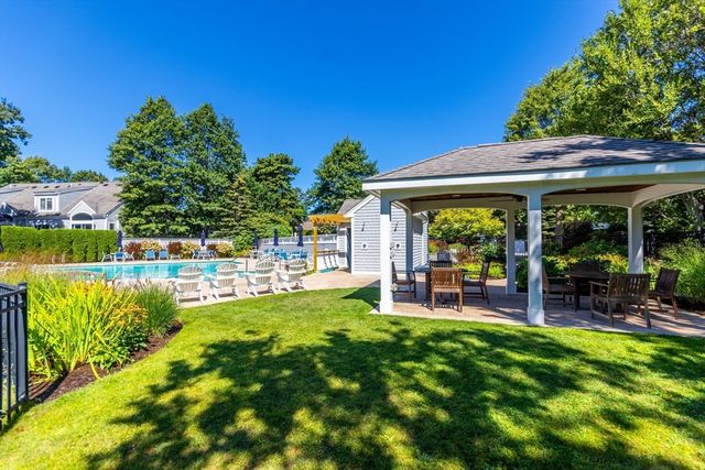 13 Hollyhock Knoll Ct 13, Bourne, MA 02532