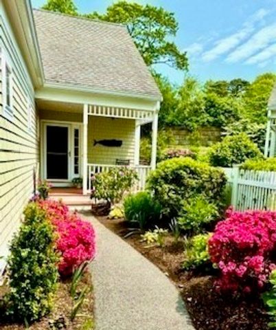 13 Hollyhock Knoll Ct 13, Bourne, MA 02532