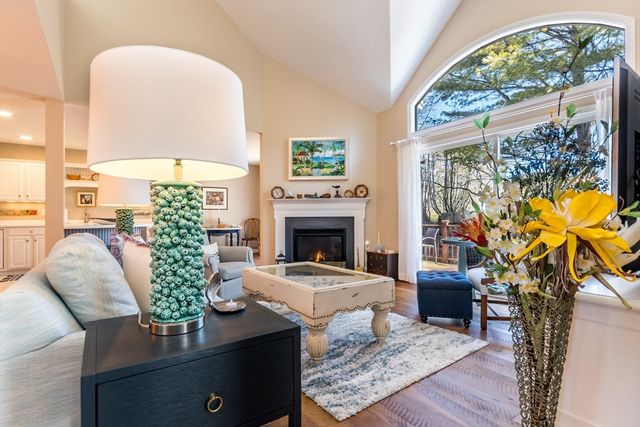 13 Hollyhock Knoll Ct 13, Bourne, MA 02532